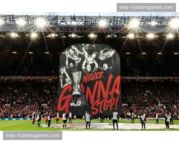 特写镜头：西汉姆联球迷在看台举起已故球迷巨幅TIFO